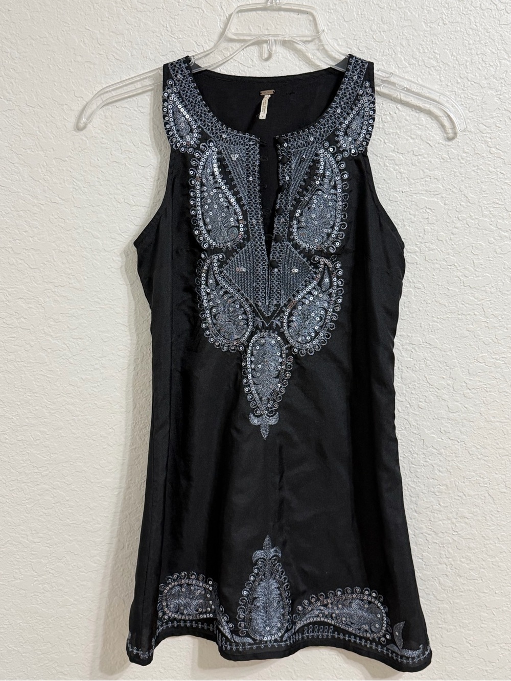 Free People Black Top with Branded Tag caja 1